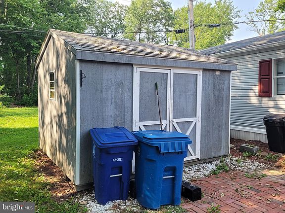 5th image of 35 Melissa Ln