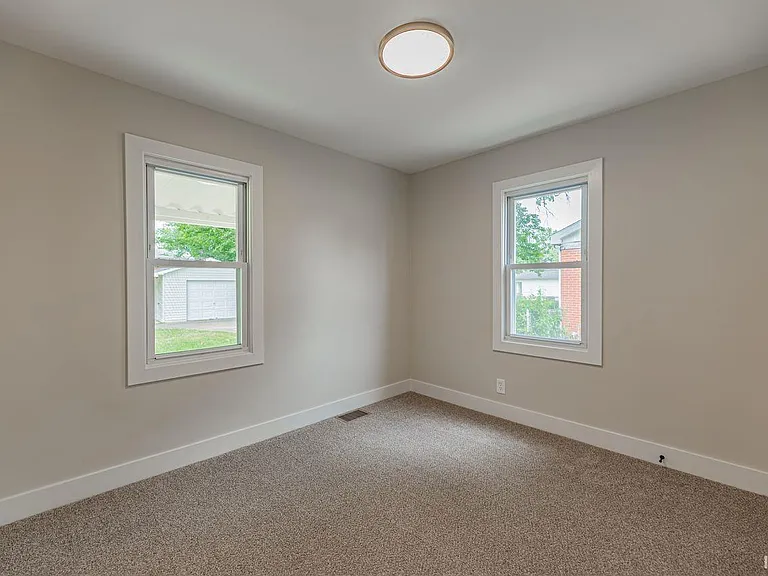 1628 E Blackford Ave — Photo 12