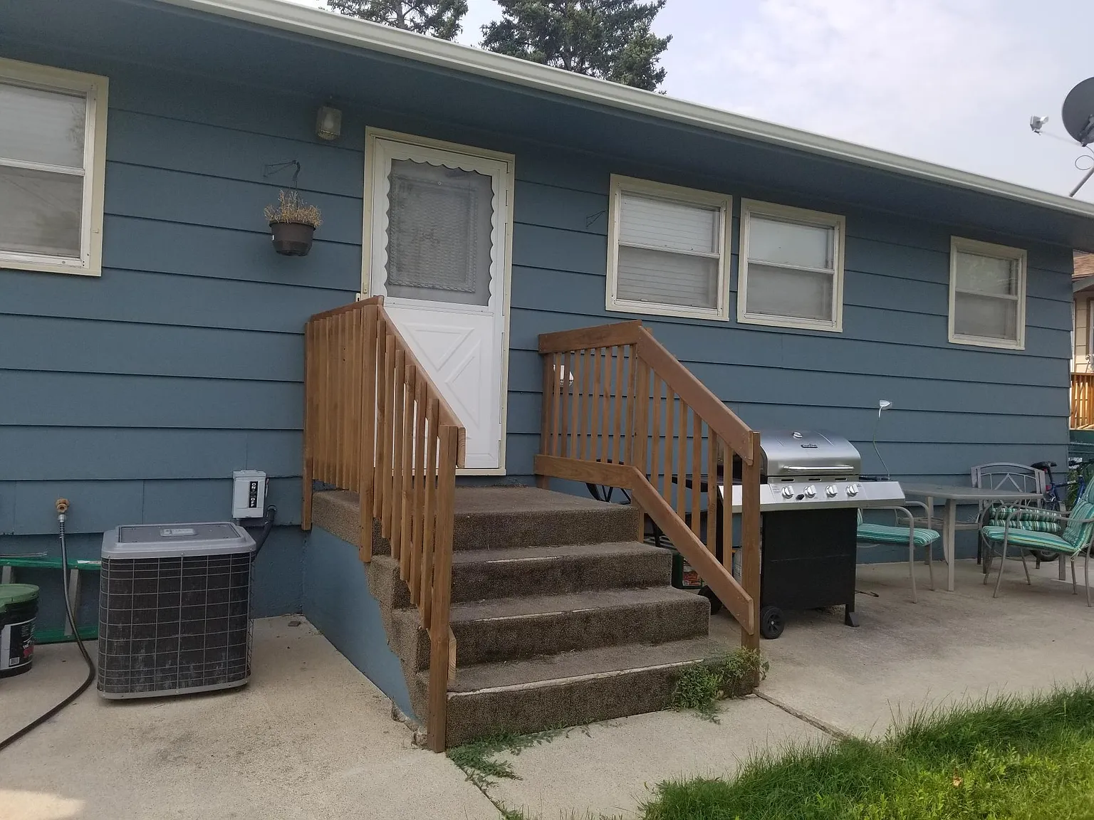 918 Van Buren St — Photo 2