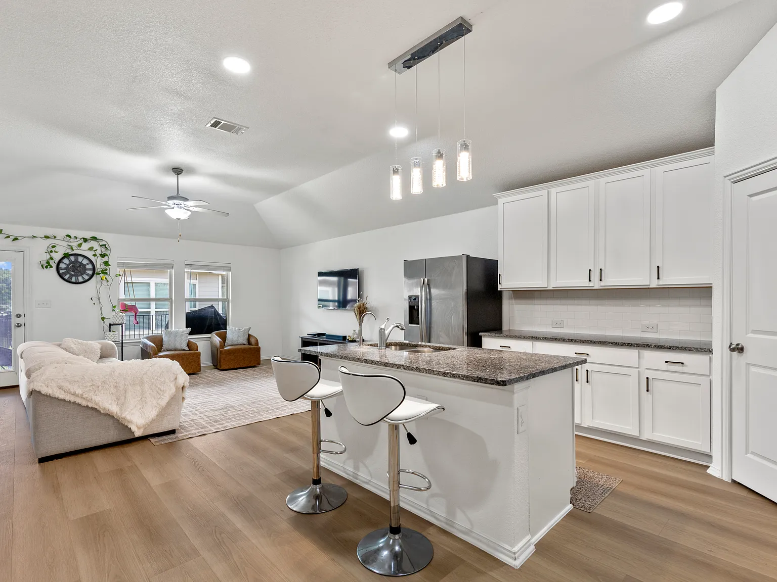 3 bed, 1720 sqft, $2,100 — Photo 3