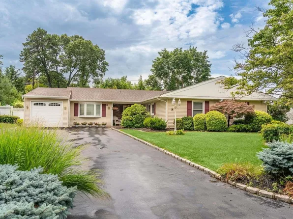 26 Hawkins Path, Coram, NY 11727