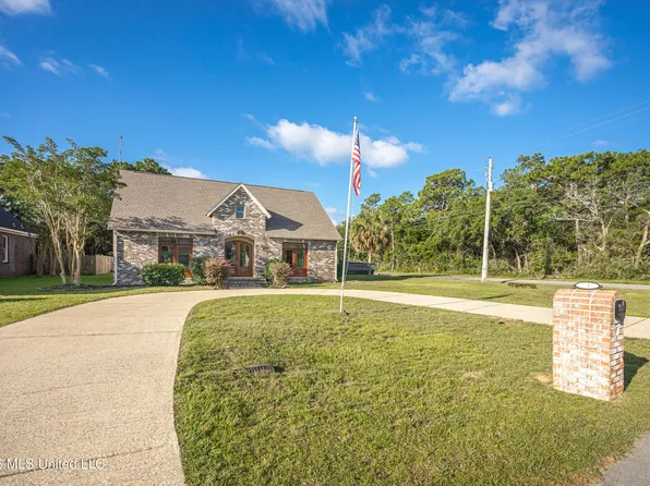 5601 Woody End Rd, Ocean Springs, MS 39564