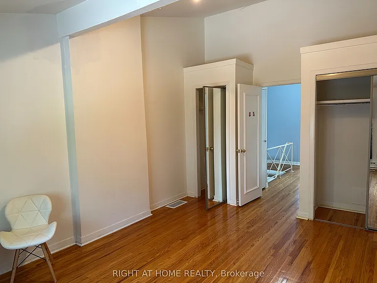 1101 Oxford St W — Photo 18