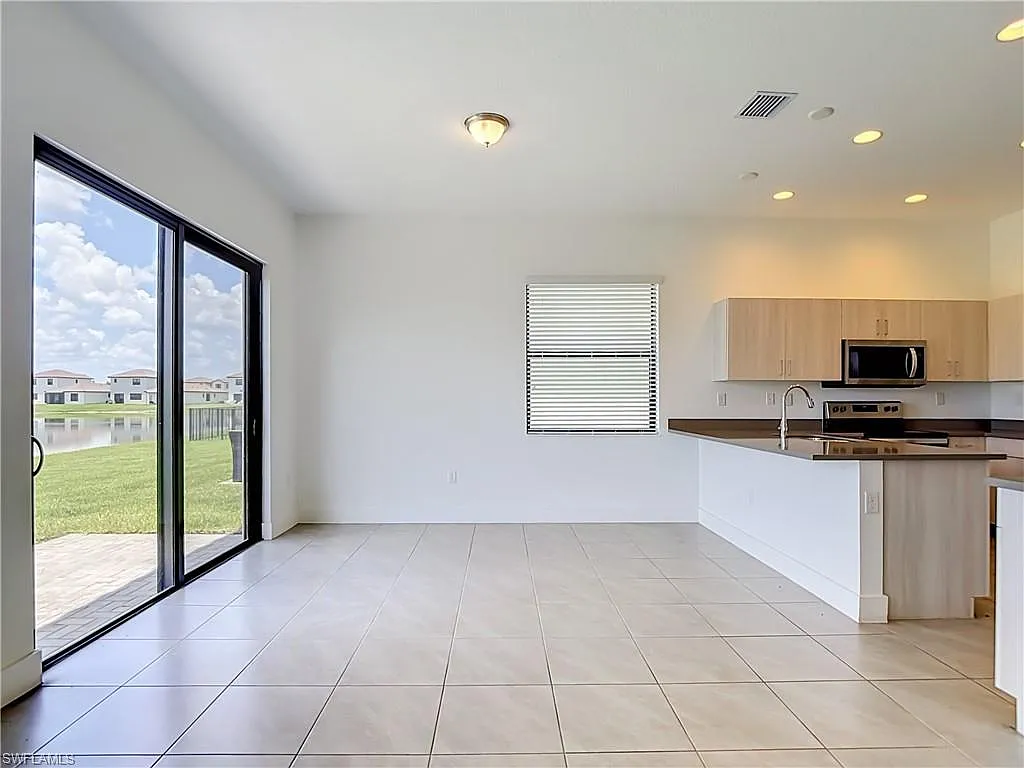 3 bed, 2.5 bath, 2047 sqft, $2,150 — Photo 4