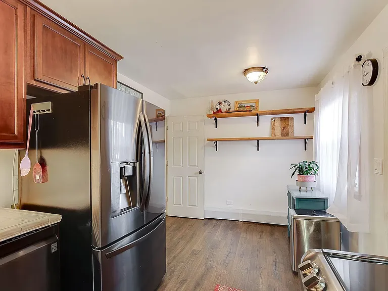 1713 Gurney St N — Photo 17