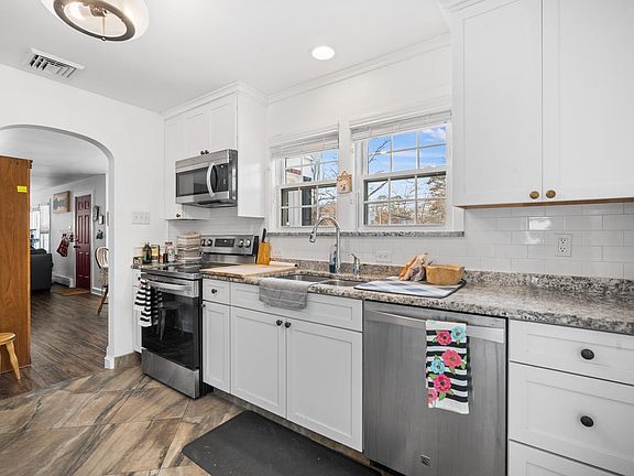 5th image of 3026 Spruce Ave