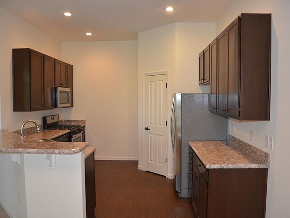 4th image of 784 Redwood Ln #784