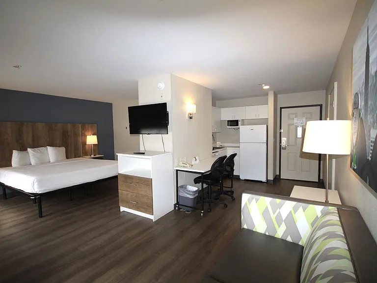 Deluxe Studio - 1 King Bed