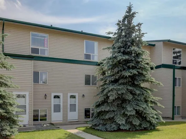 707 N Westmount Dr #10, Strathmore, AB T1P 1A9