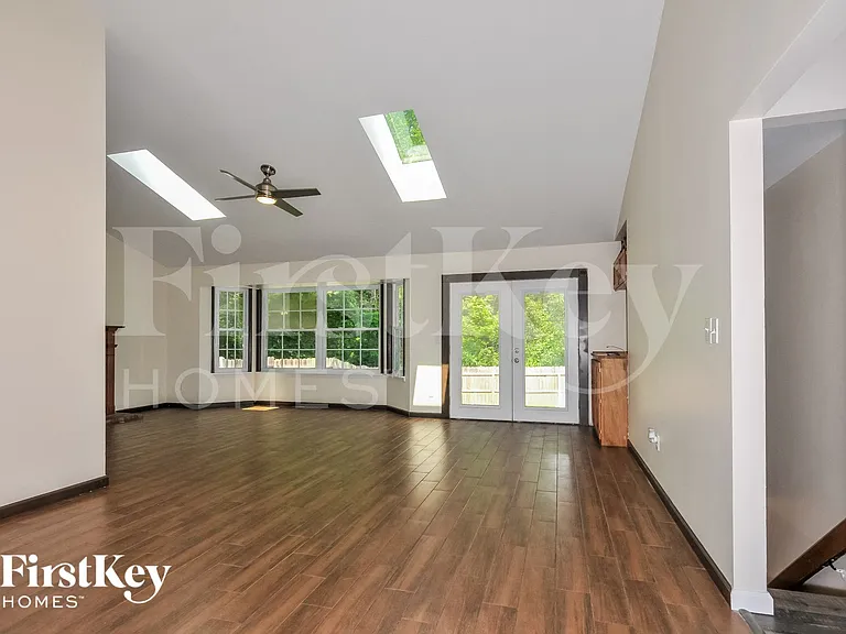 202 Barrington Dr — Photo 5