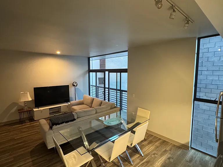 1929 Columbia St #302 — Photo 7