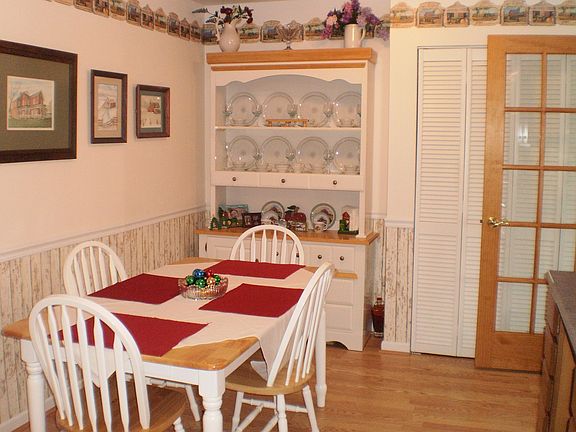 Kitchen w/furniture