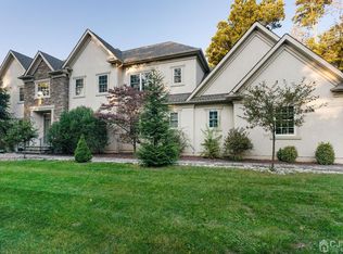 35 Oakwood Rd, Watchung, NJ 07069