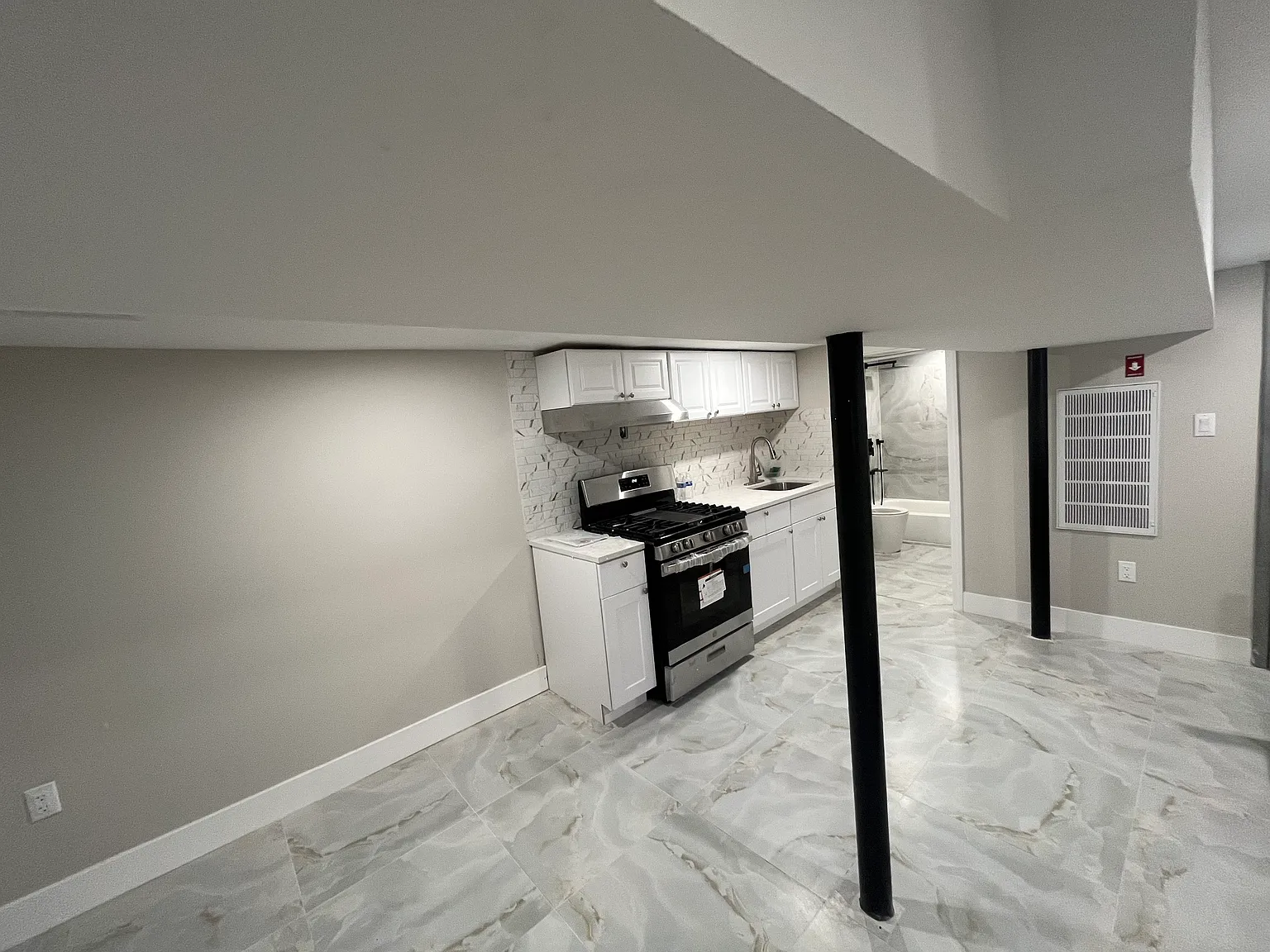 Studio, 500 sqft, $1,800 — Photo 3