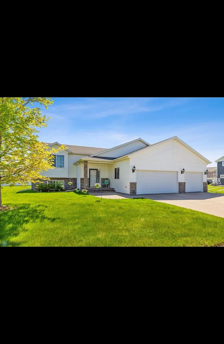 4 bed, 2700 sqft, $2,350 — Photo 4