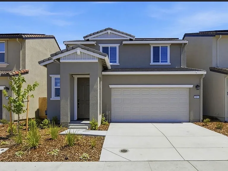 1211 Leonhardt Loop — Photo 1