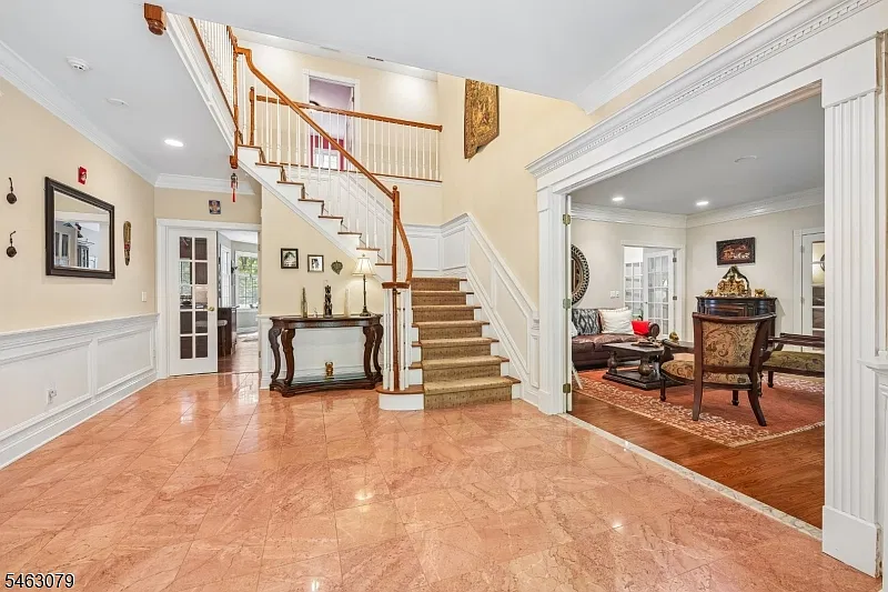 5 bed, 5.5 bath, 5574 sqft, $9,200 — Photo 4