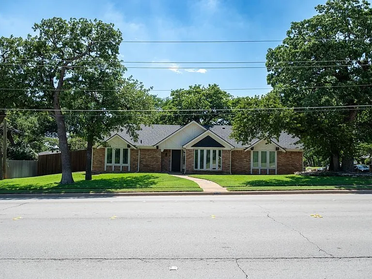 2237 Norwood Dr — Photo 1