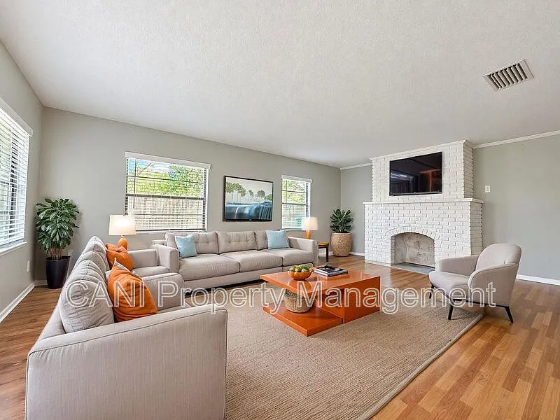 2 bed, 1.0 bath, 1140 sqft, $1,875 — Photo 2