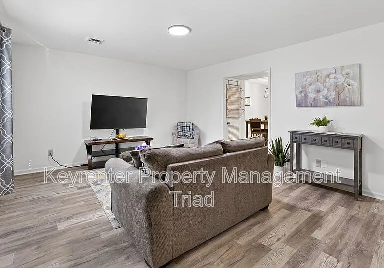 115 S Mendenhall St #C — Photo 6