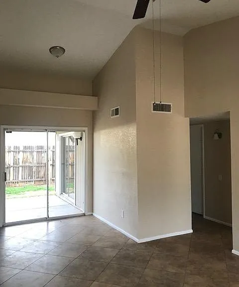 4047 E Carson Rd — Photo 2