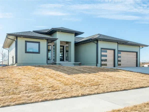 7125 Catalina Ct, Pleasant Hill, IA 50327