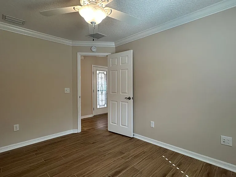724 Yager Ln — Photo 15