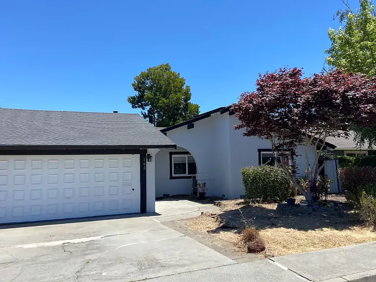 Ample free parking in driveway and on street