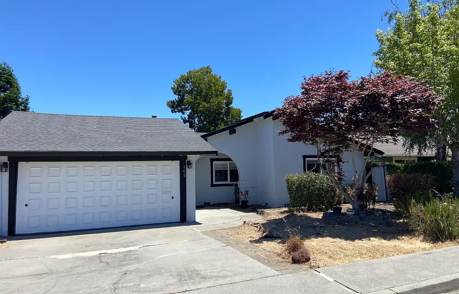 Ample free parking in driveway and on street