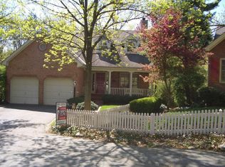 3858 Chimney Hill Dr, Blue Ash, OH 45241