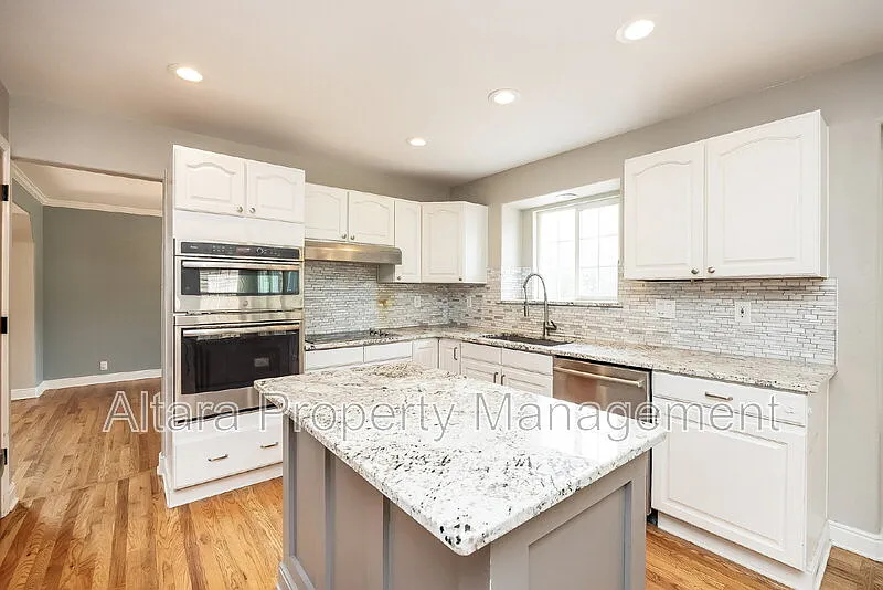 5 bed, 3.5 bath, 3600 sqft, $3,275 — Photo 2