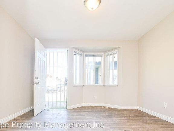 3rd image of 527 W Hyde Park Blvd #3