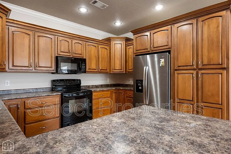 3 bed, 2.0 bath, 2276 sqft, $2,200 — Photo 3