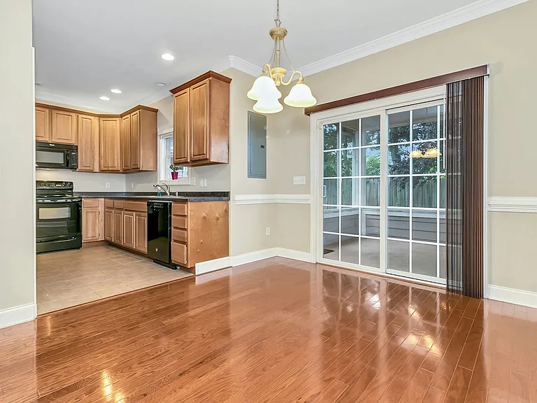 857 W Pointe Dr — Photo 13
