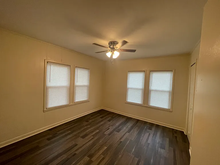 209 E Howard St — Photo 5