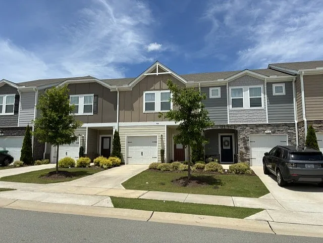 904 Clearhaven Ln — Photo 2