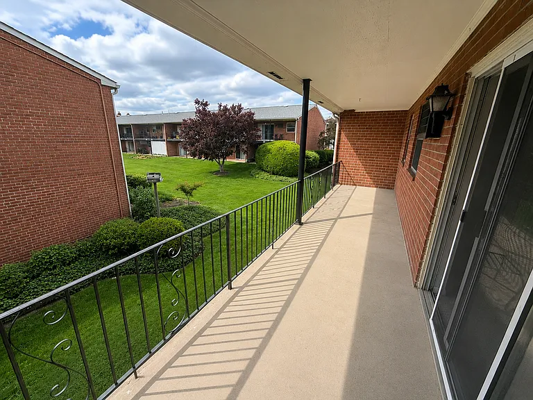Colonial Point Apartments — Photo 23