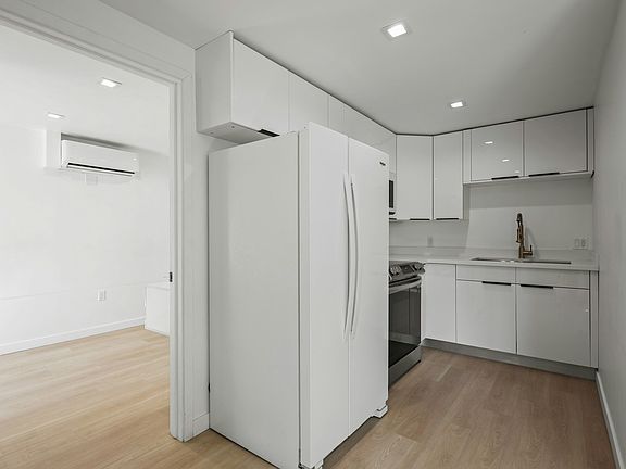 4th image of 1139 Bellevue Ave #8