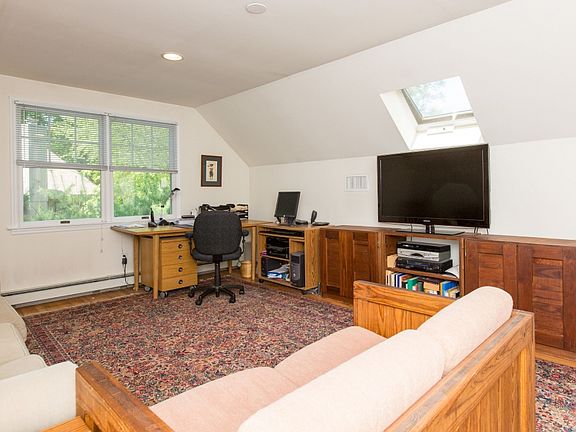 5th image of 11 Linda Ln E