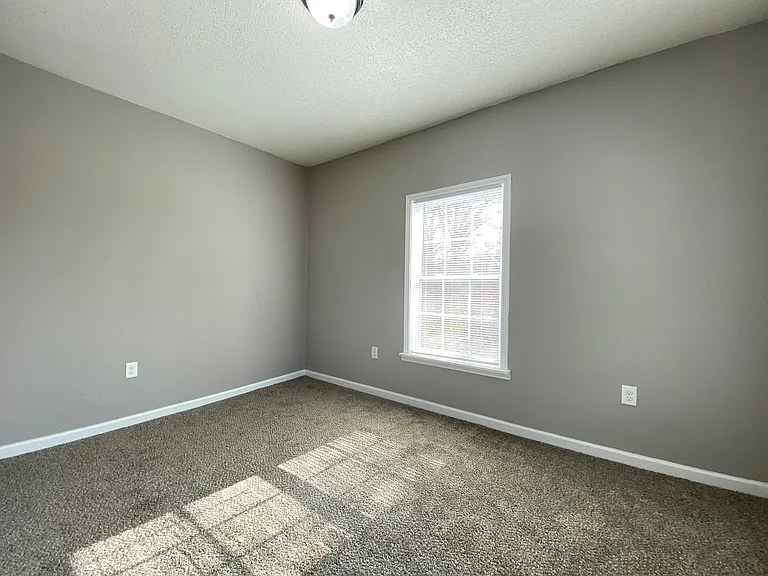 2211 S Pine St — Photo 2