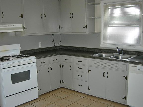 3rd image of 1811 Westview Dr