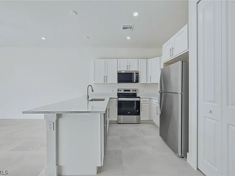 2411 Lola Ave S — Photo 4
