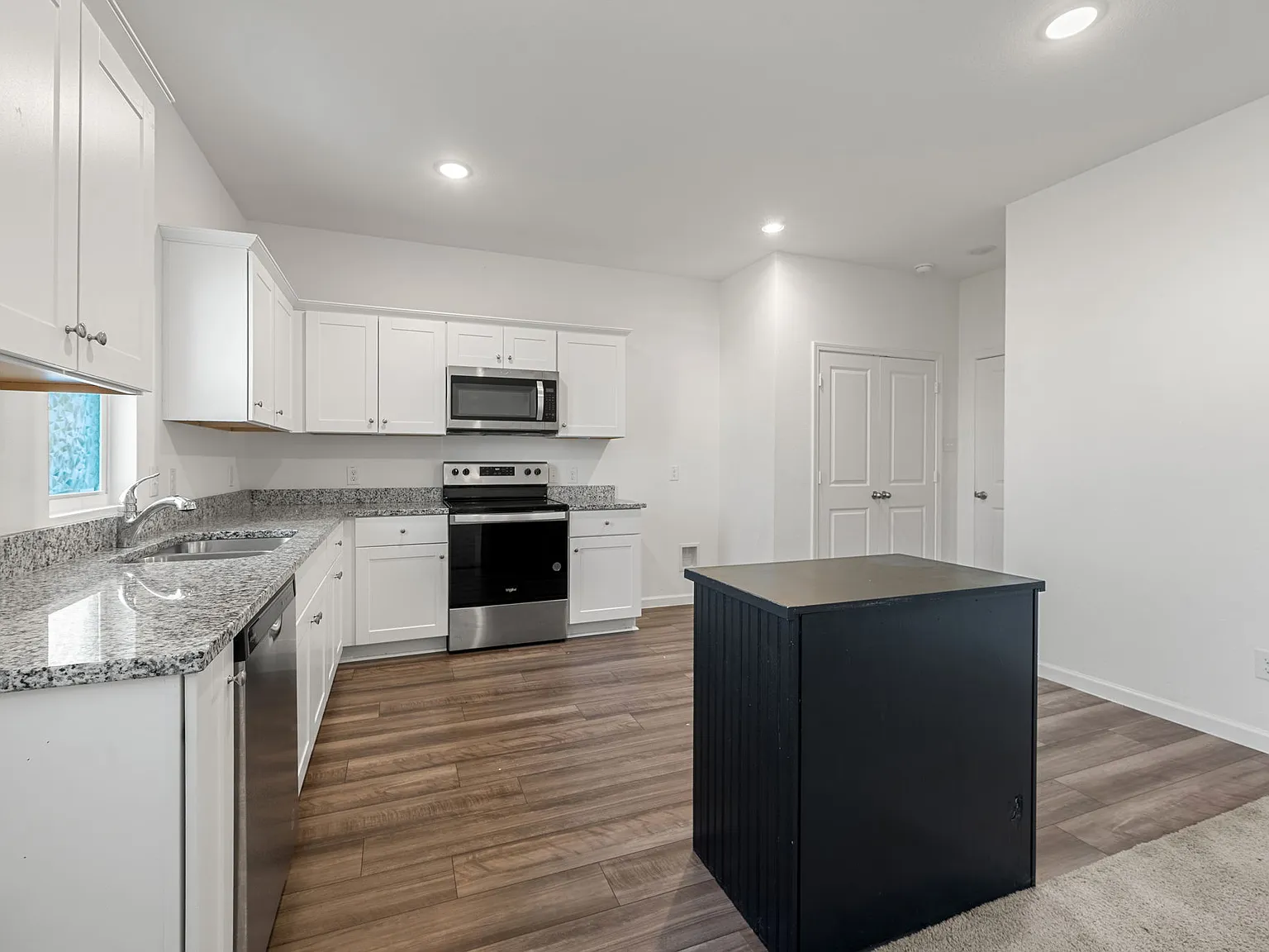 3 bed, 1605 sqft, $2,050 — Photo 2