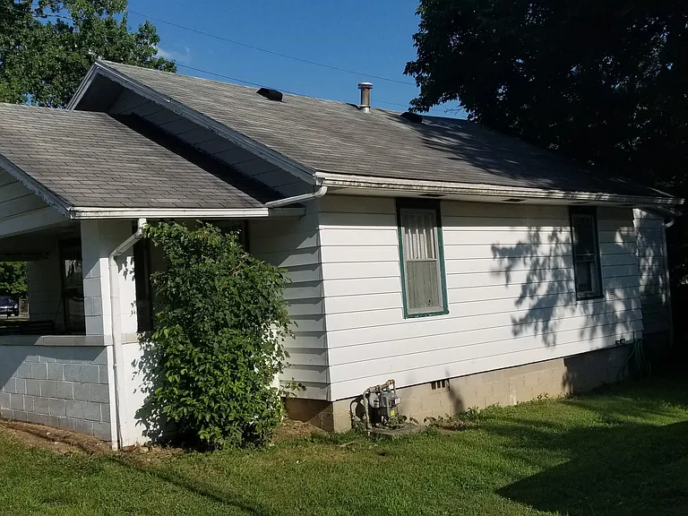 700 E Grimes Ln — Photo 2