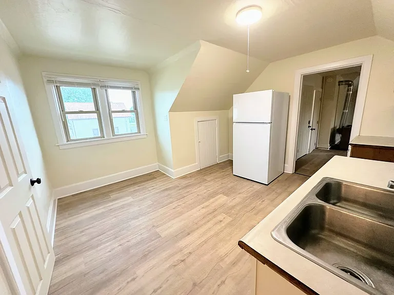 1816 Wollmer St — Photo 10
