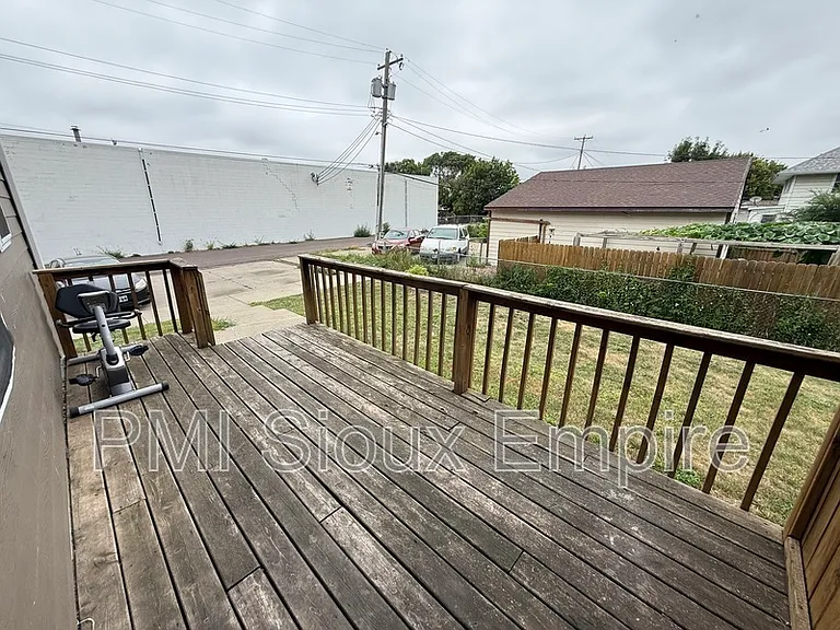 612 E 6th St — Photo 6
