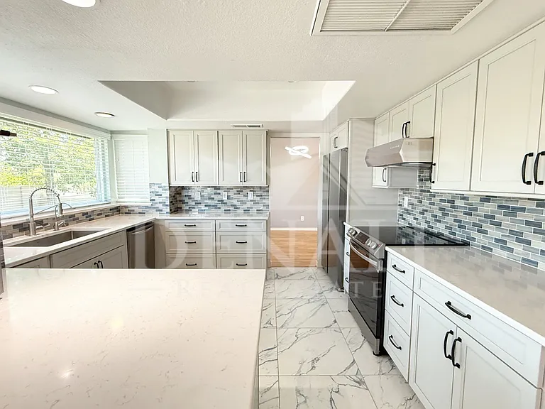 811 E Chilton Dr — Photo 12