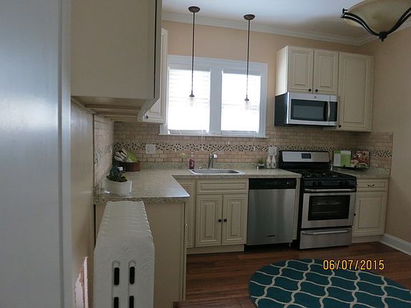 3rd image of 6031 N Hermitage Ave