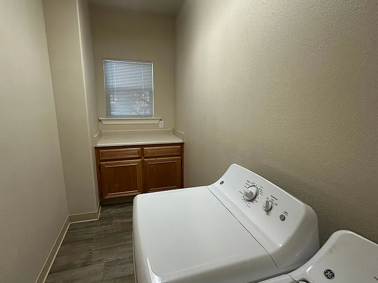 2 Bedroom, 2 Bathroom Townhouse with Attached Garage and Washer/Dryer Hookups! — Photo 12
