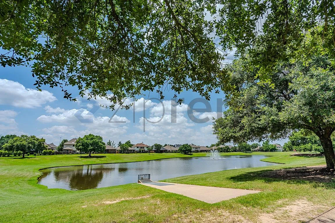 6 bed, 3774 sqft, $3,525 — Photo 4